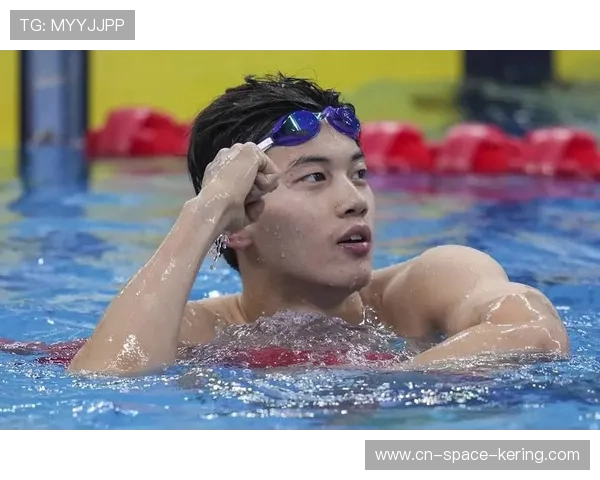 汪顺混合泳四连冠后挥手表意,看台观众热情回应