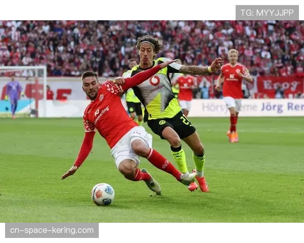 终场哨响，莱比锡主帅泰代斯科久久伫立场边，眼神凝重